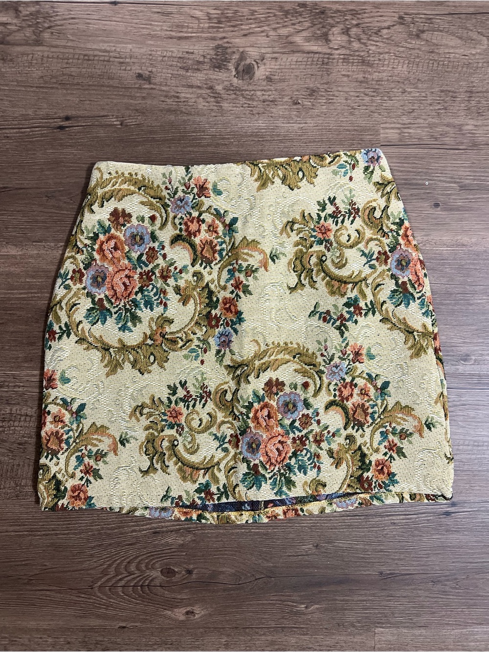 Le Lis Floral Tapestry Mini Skirt - Cream with Rust, Green, Blue